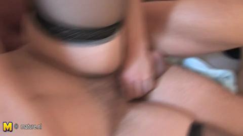 25592
